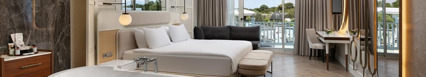 Bathtub by the bedroom in Maldive House at Titanic Deluxe Golf Belek