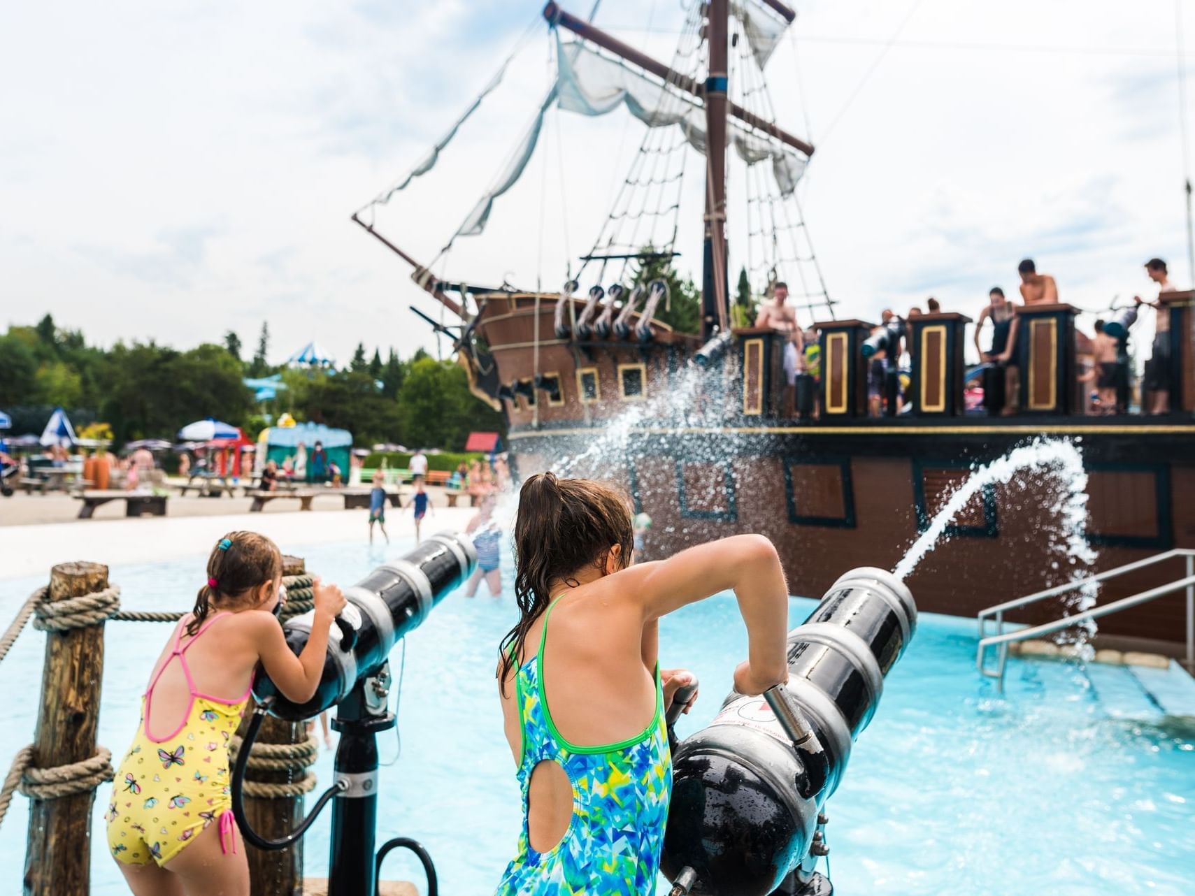 enfants jouant dans un parc aquatique