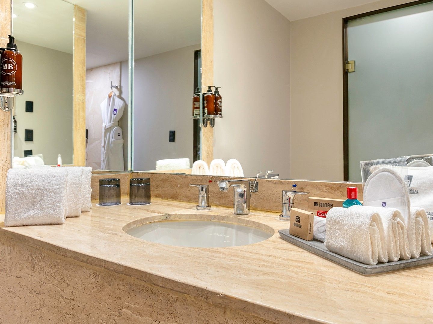 Baño elegante con toallas y amenidades en la Junior Suite 2 Camas Dobles del Camino Real Aeropuerto México en Ciudad de México