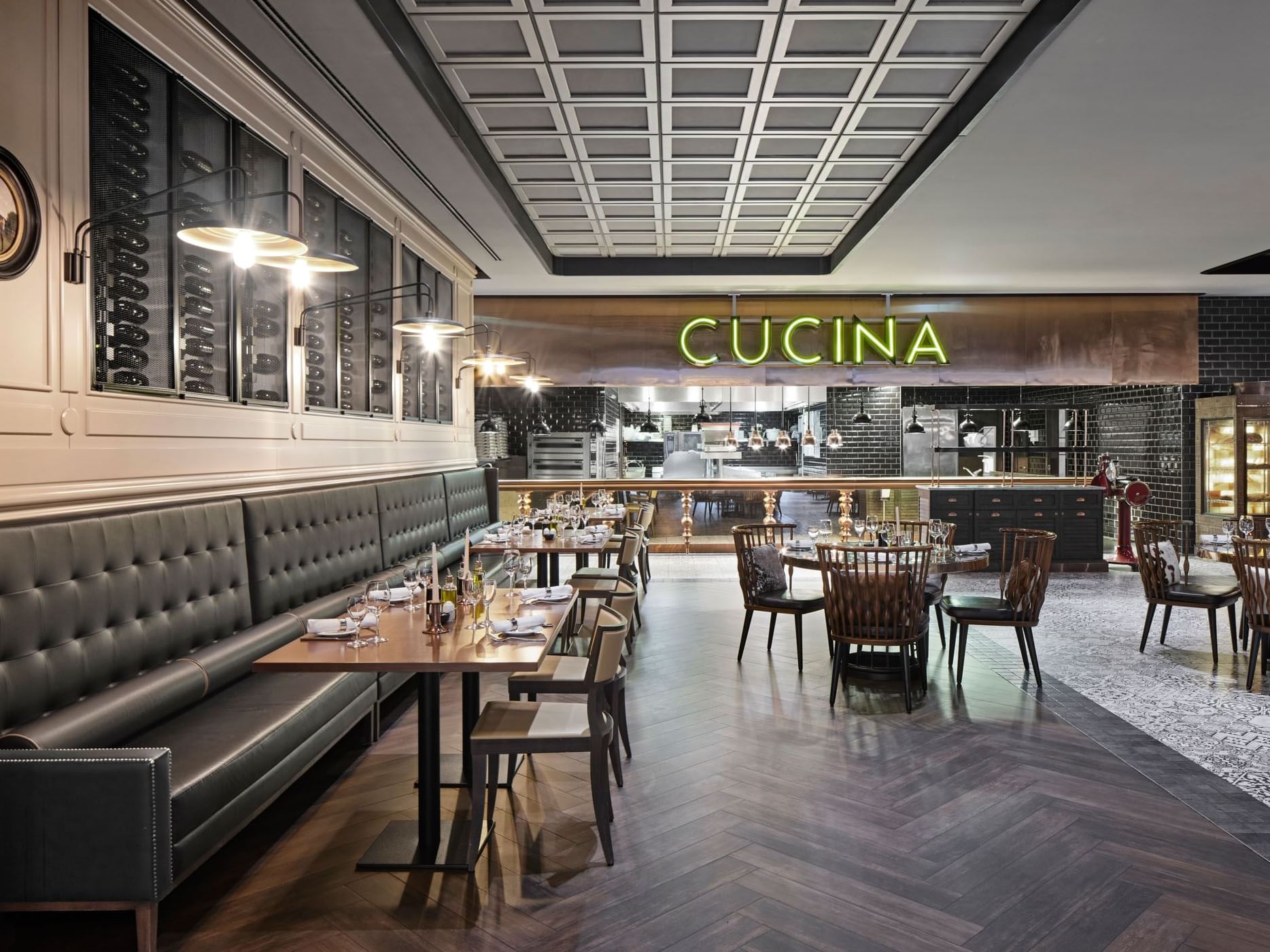 Elegantes Restaurant mit schwarzem Boden, schwarzen Sitzen, Tischen, Stühlen und beleuchteter Decke – Titanic Chaussee Berlin.