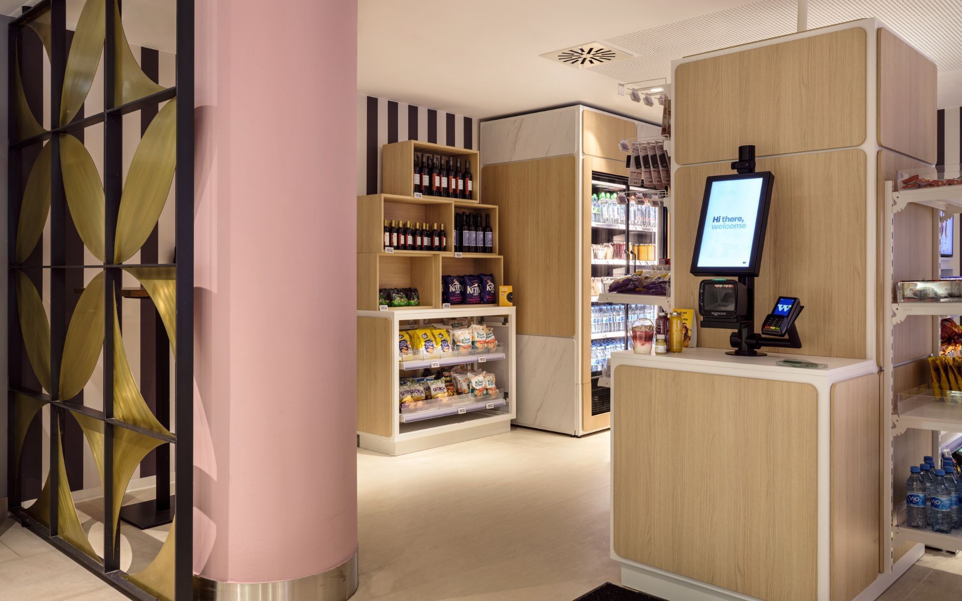 Minimarkt mit elektronischem Bezahlautomaten in den Flemings Hotels