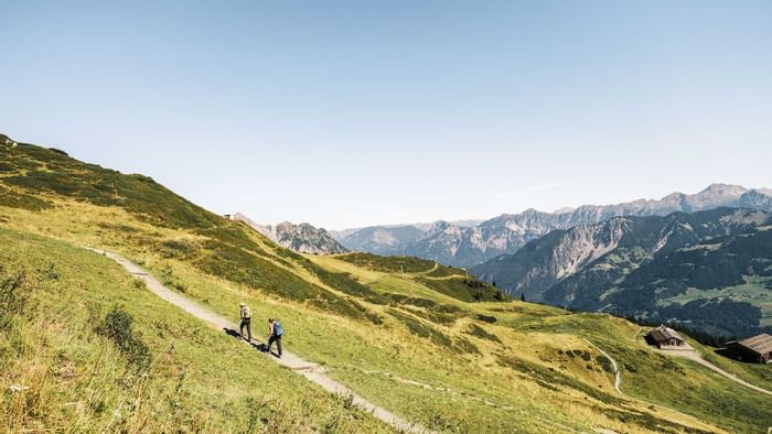 Two people hiking near Falkensteiner Hotels