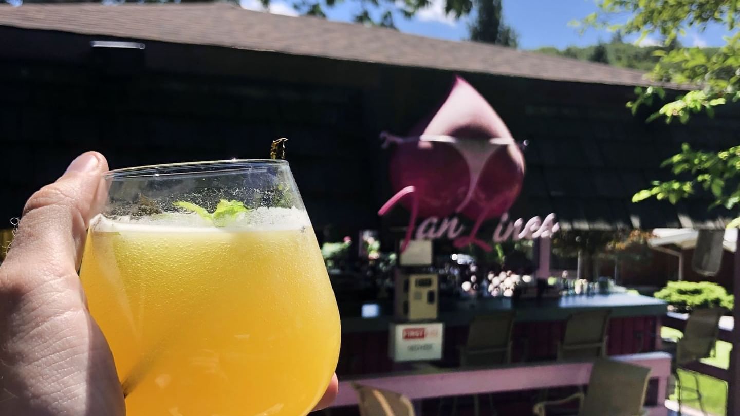 Close-up of a mans hand holding a cocktail in Tanlines Bar & Grill at Cove Pocono Resorts