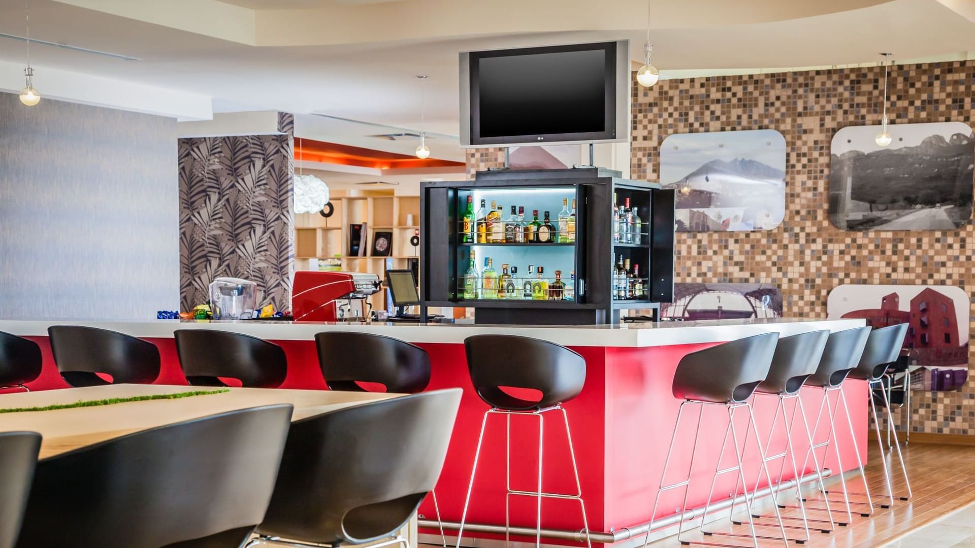 Bar counter in la Isla at Fiesta Inn Monterrey Fundidora