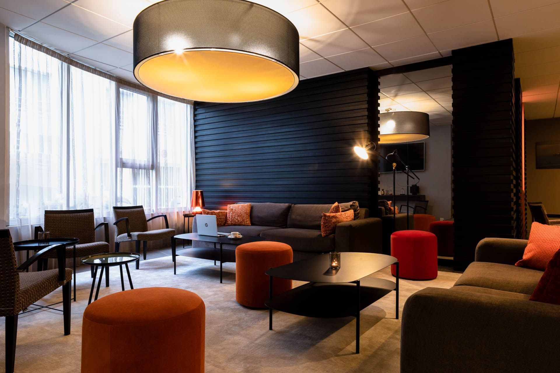 Hall avec chaises et lampe à l'Escale Oceania Pornichet