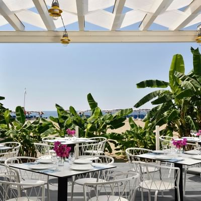 Tables in Il Pescatore beach restaurant at Falkensteiner Hotels