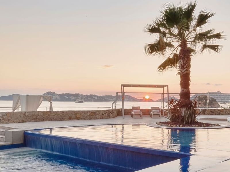 Área de piscina al aire libre con vista al mar en FA Hotels & Resorts