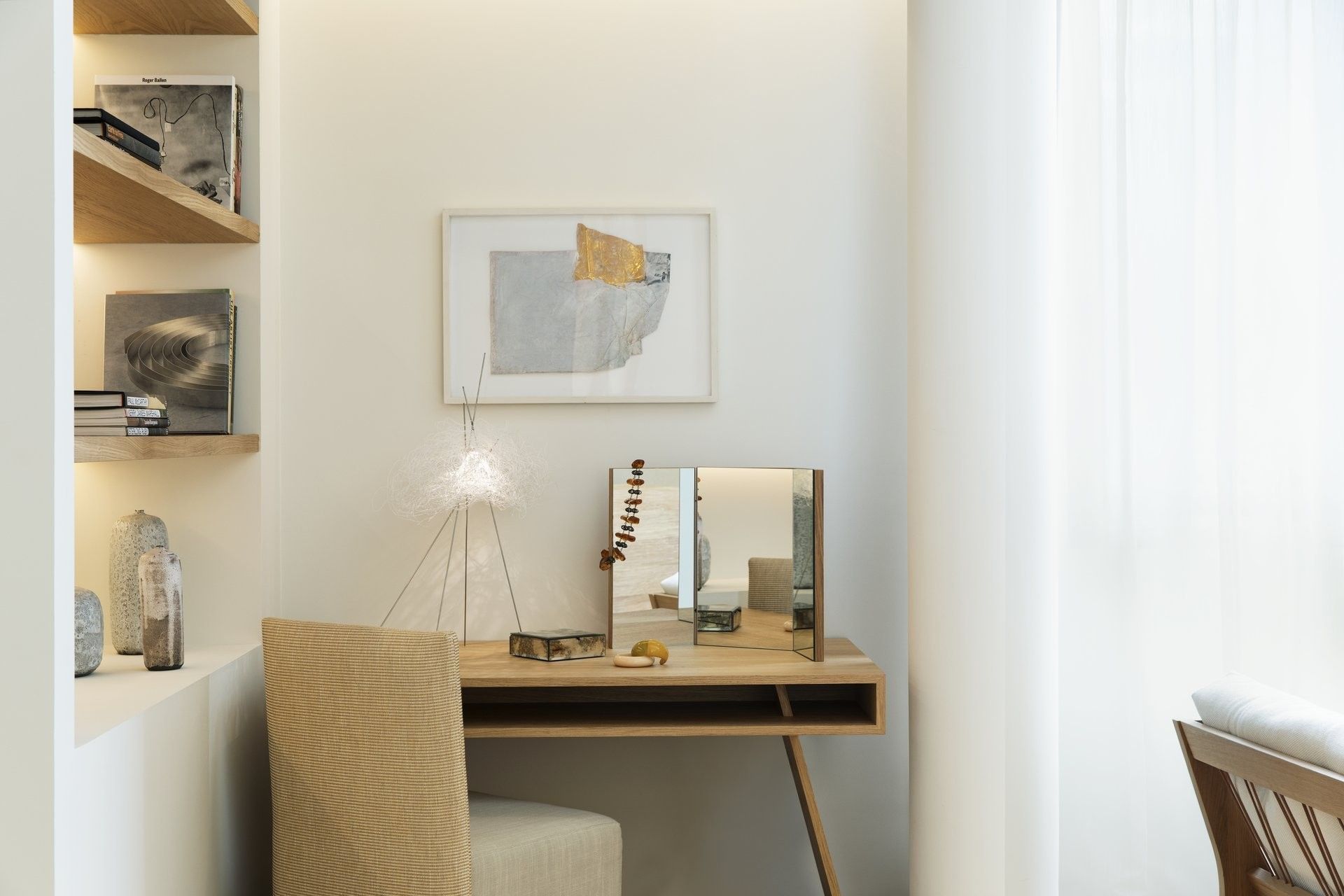Bureau minimaliste avec miroir et éclairage dans une chambre d'hôtel chic d'Ibiza Gran Hotel Custom