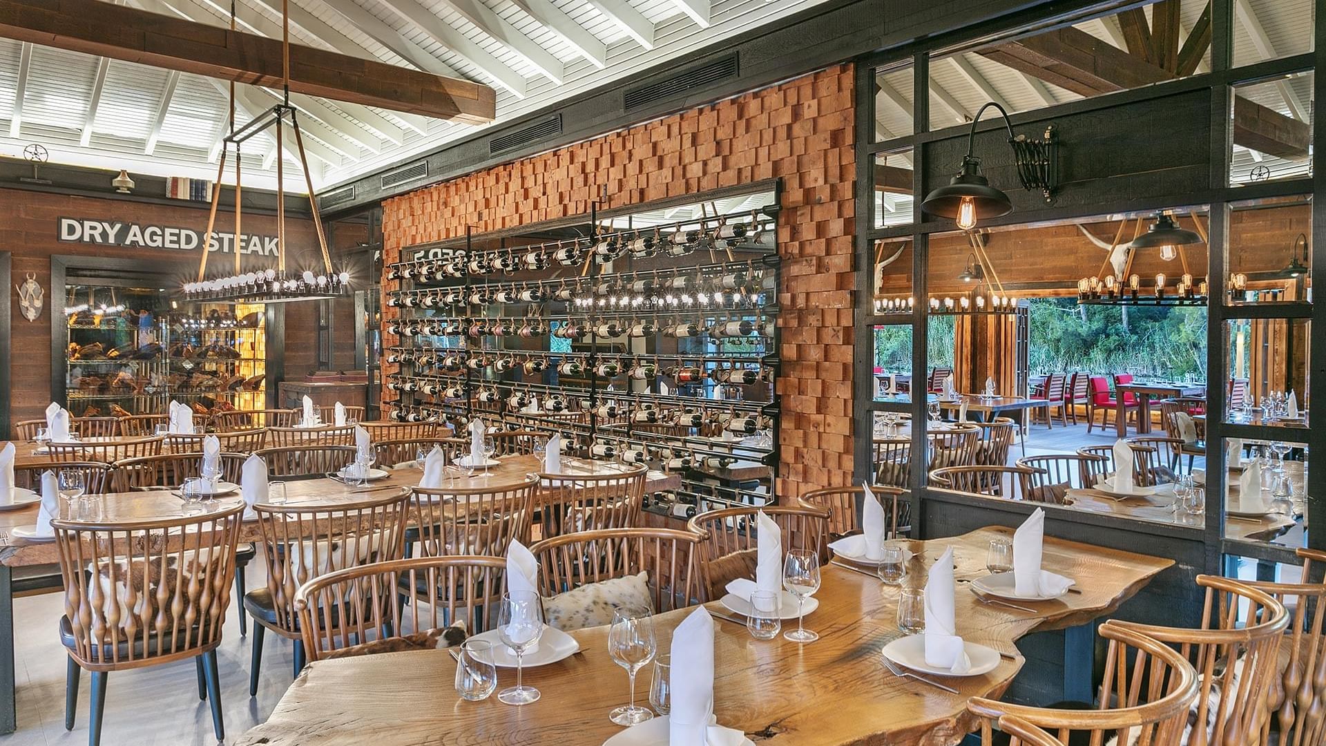 Beef Grill Club – Titanic Deluxe Golf Belek’te Gurme Yemeklerin Yanında Premium Bar Keyfi