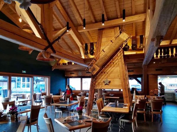 Salle de restaurant avec cheminée centrale en bois