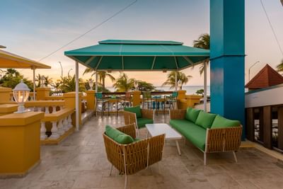 Seating area in Horizons Lounge at Amsterdam Manor Resort