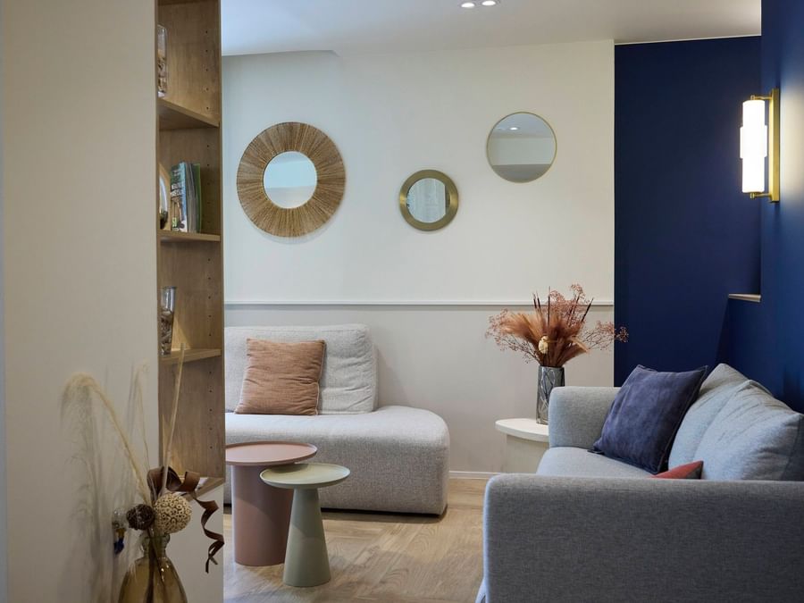 Salon confortable avec meubles modernes et décoration élégante à Hôtel La Marébaudière