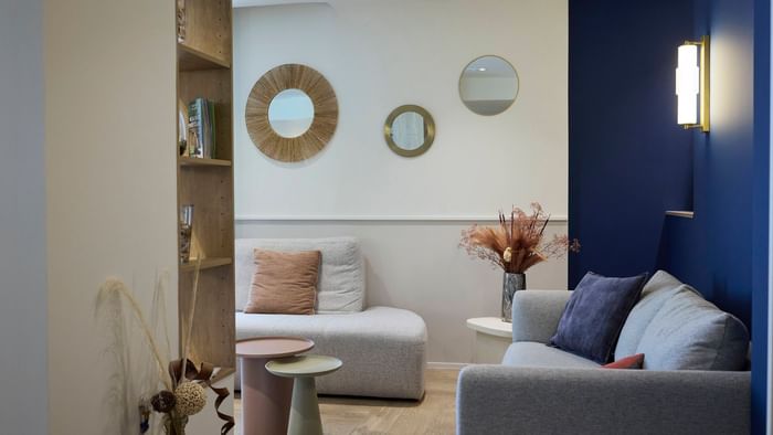 Salon confortable avec meubles modernes et décoration élégante à Hôtel La Marébaudière