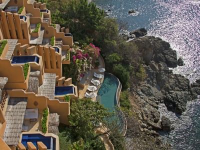 Aerial view of the hotel & cliff at Cala de Mar