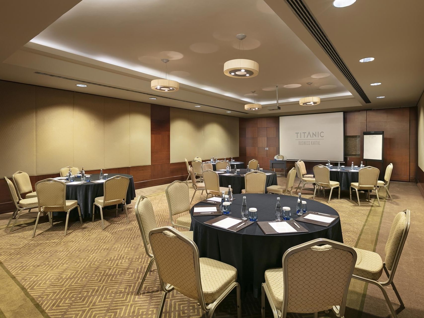  Titanic Business Kartal’daki Porto salonunun teknoloji ile buluşan şık dizaynı.