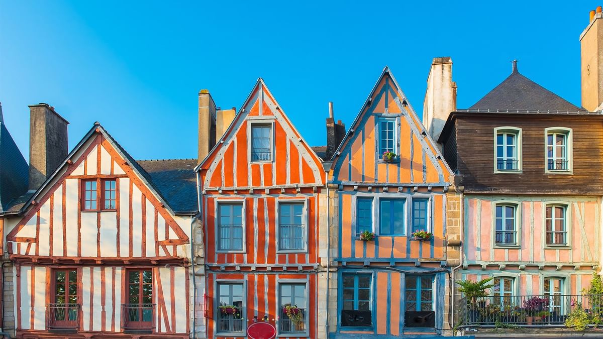 Bâtiments colorés dans la ville de Normandie près des Hôtels Oceania