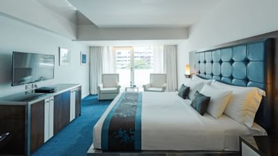 Gold king room with a king-size bed in Dream Thailand Bangkok