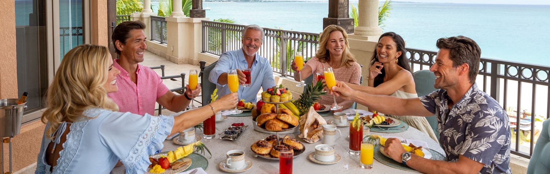 People dining at the Barbetta House in Somerset On Grace Bay