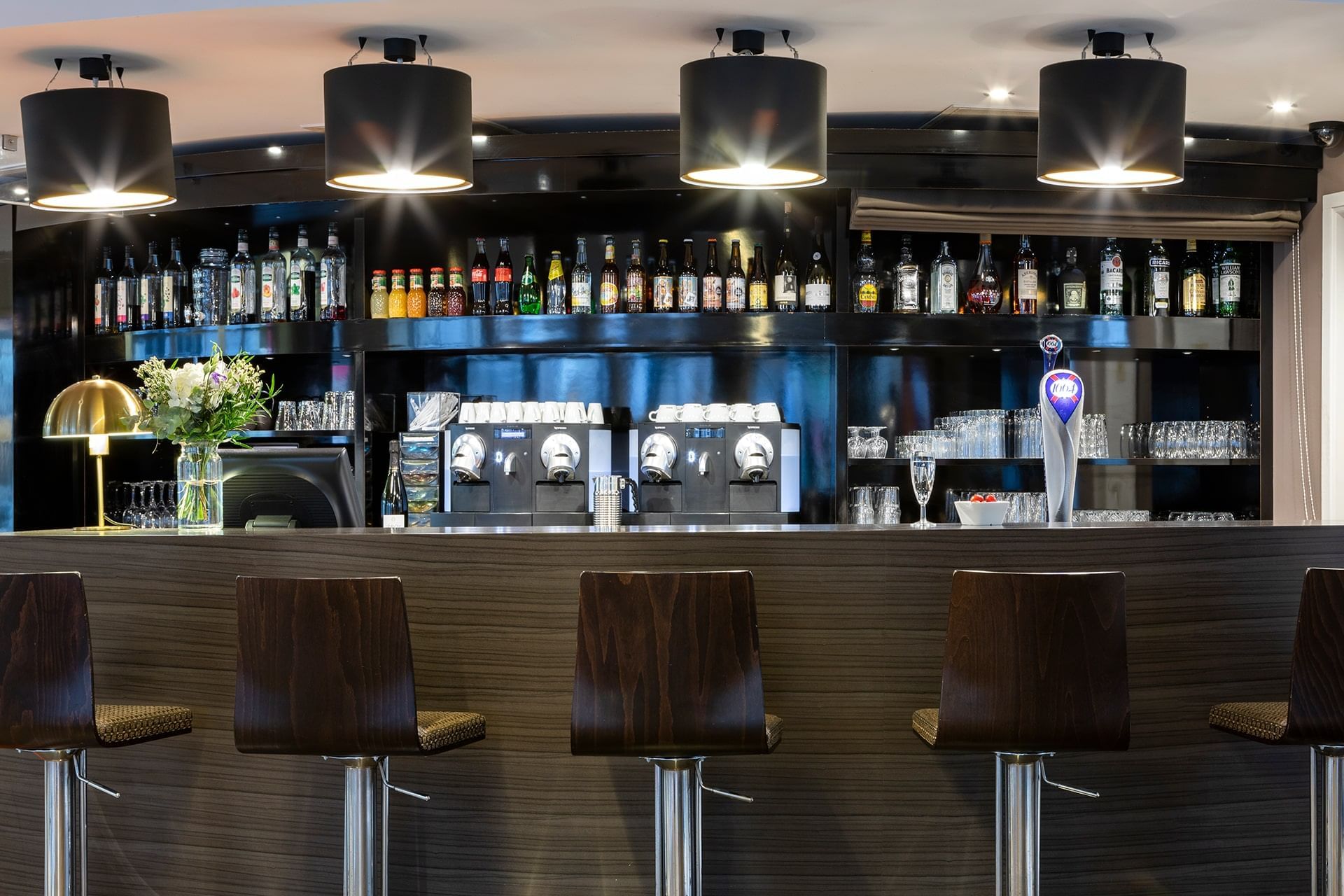 Comptoir de bar moderne à Escale Oceania Pornichet La Baule