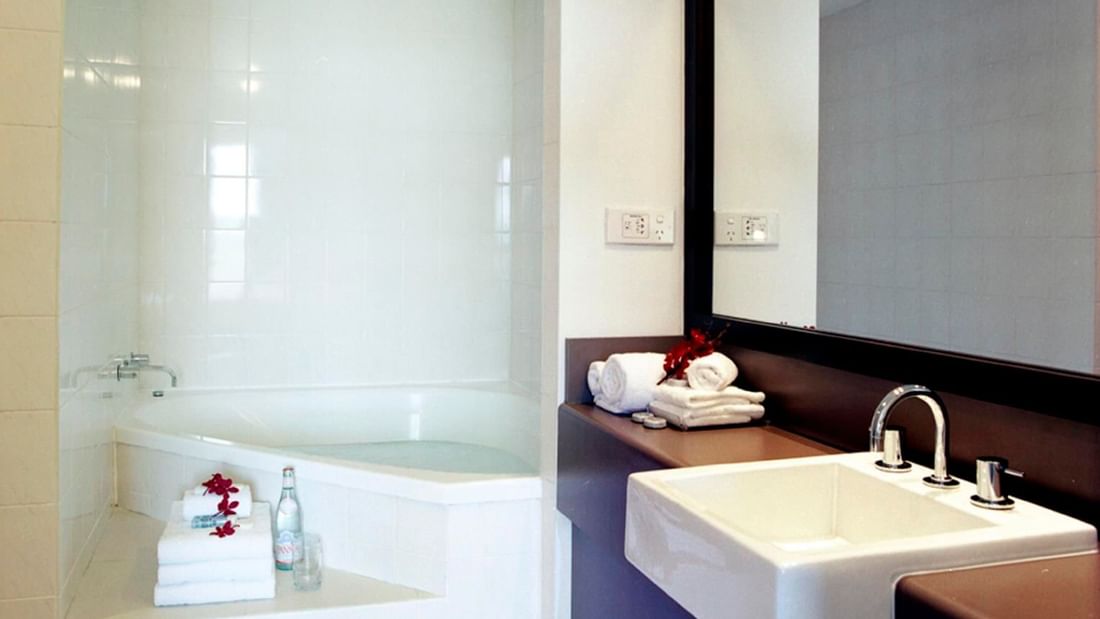 King Executive Spa Suite bathroom at Mercure Sydney Parramatta