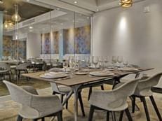 Área de comedor interior en BoNo con una arquitectura elegante en Las Casitas Village.
