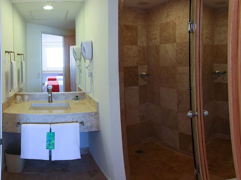 Interior del baño de la Habitación Superior Queen de One Hotels