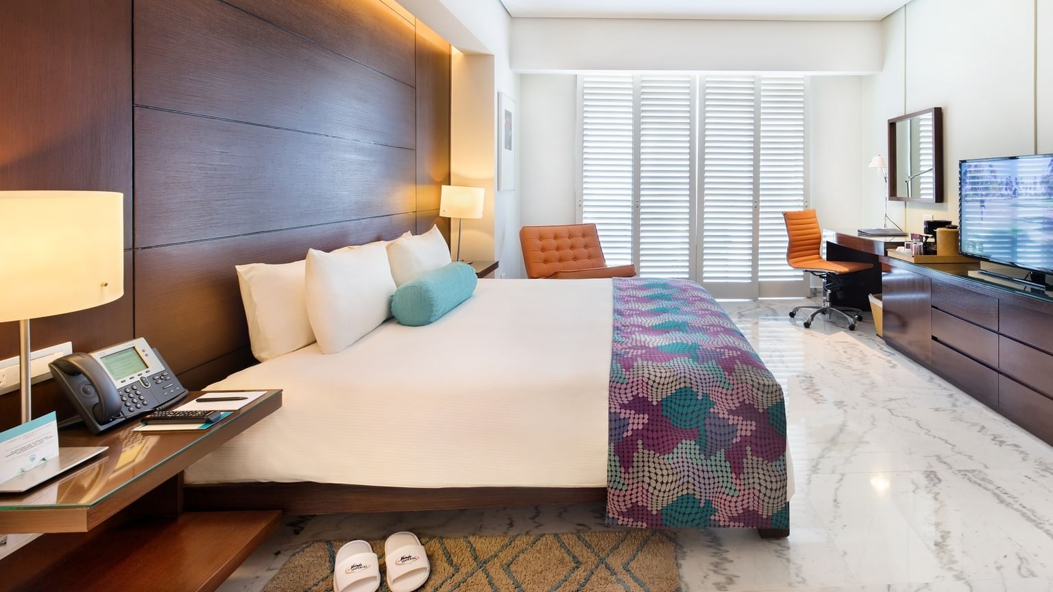 Cama y TV en Habitación Club 89 King Vista Diamante, Palacio Mundo