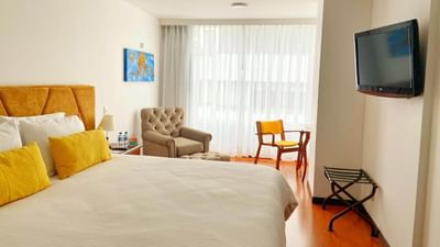 alojamiento en manizales con cama queen espaldar amarillo