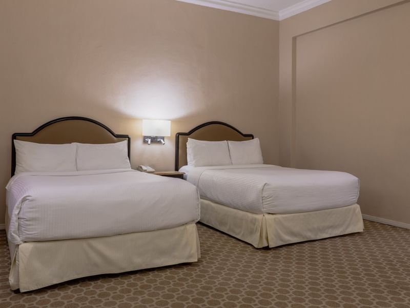 Twin beds & carpeted floor in Estandar Double at Gamma Hotels