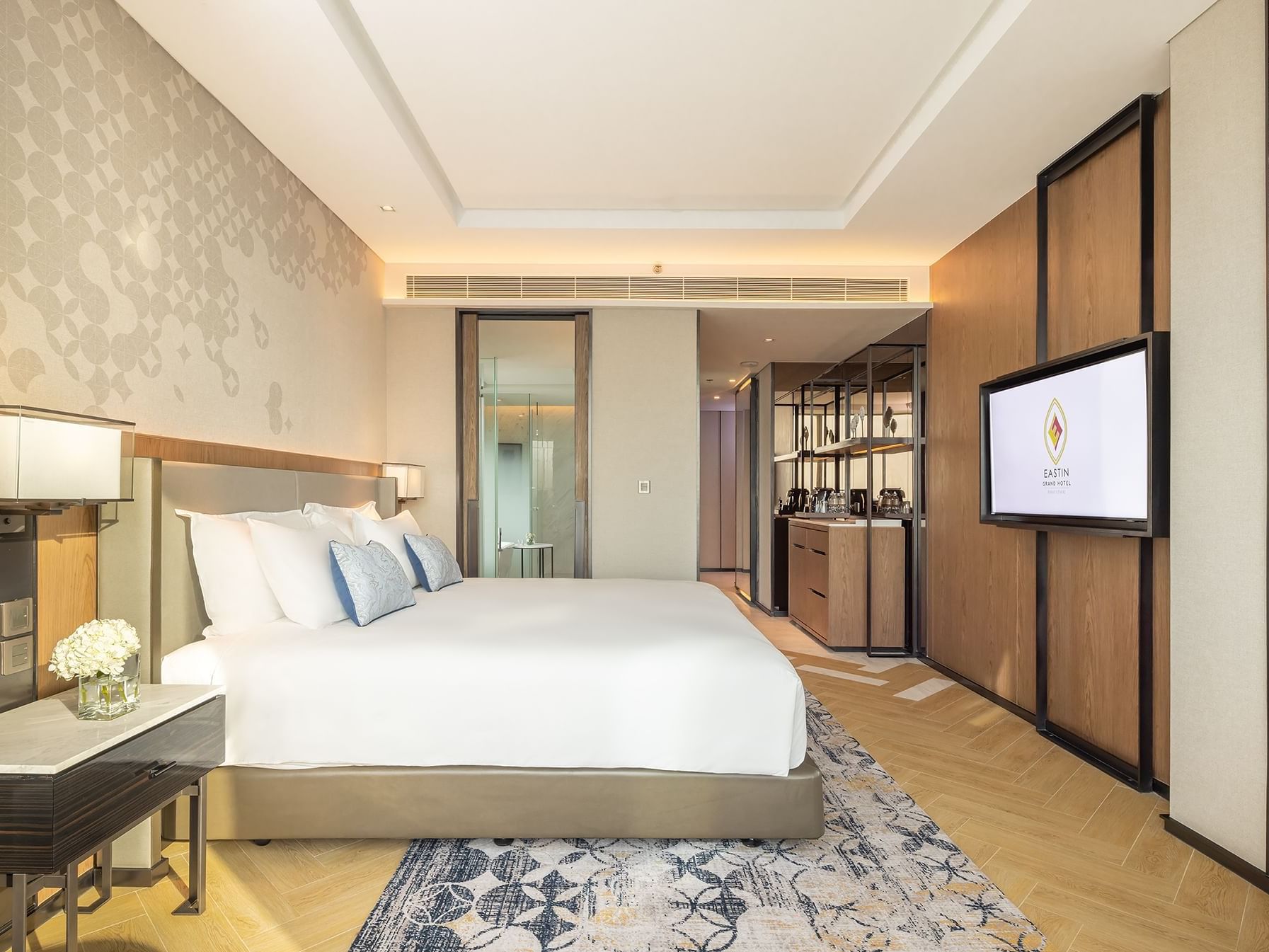 King bed, TV in the Deluxe room at Eastin Grand Hotel Phayathai