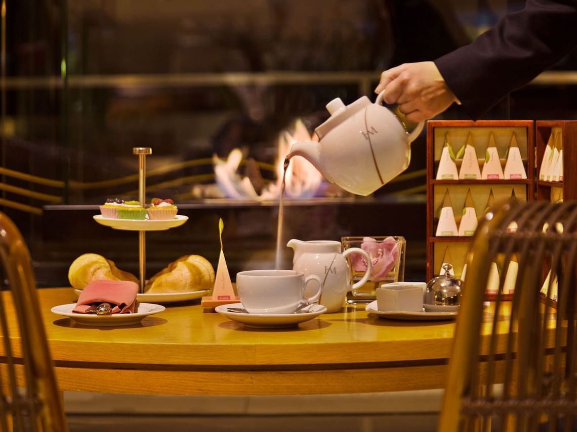 Bartender pouring tea into a cup at Cristóvão Colombo Bar of Hotel Cascais Miragem Health & Spa