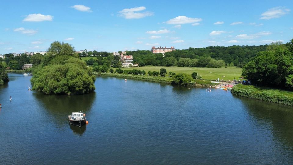 View of a boat in the Riverside near The Selwyn Richmond