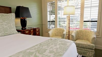 Deluxe Patio Queen Room with one bed at Pine Inn