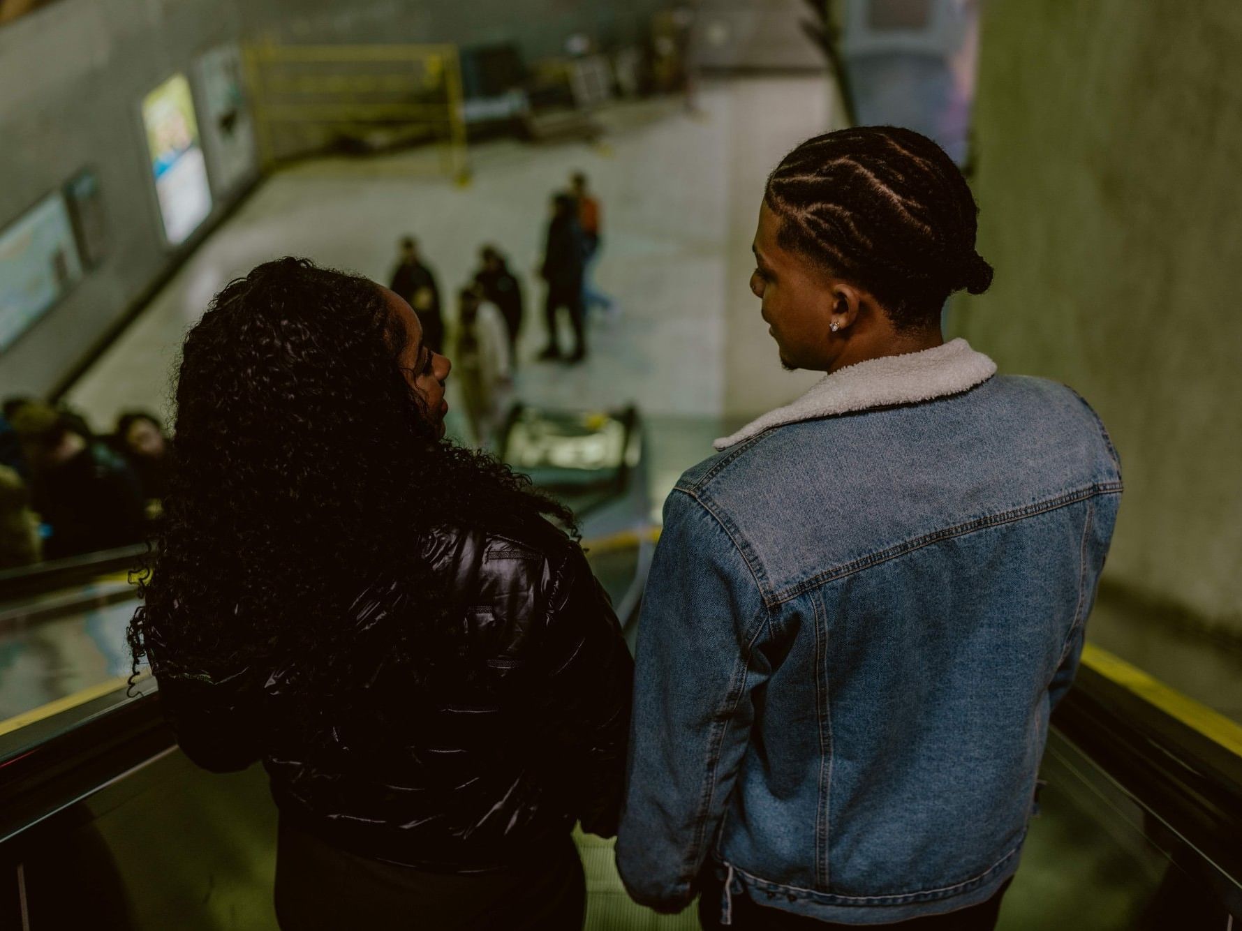 Deux personnes dans le Réseau Souterrain de Montréal.