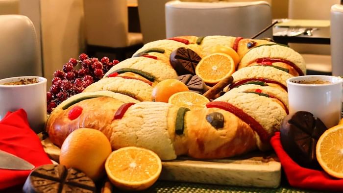 Rosca de Reyes festiva con fruta confitada y café en Fonda De Hermosillo, Araiza Hermosillo 