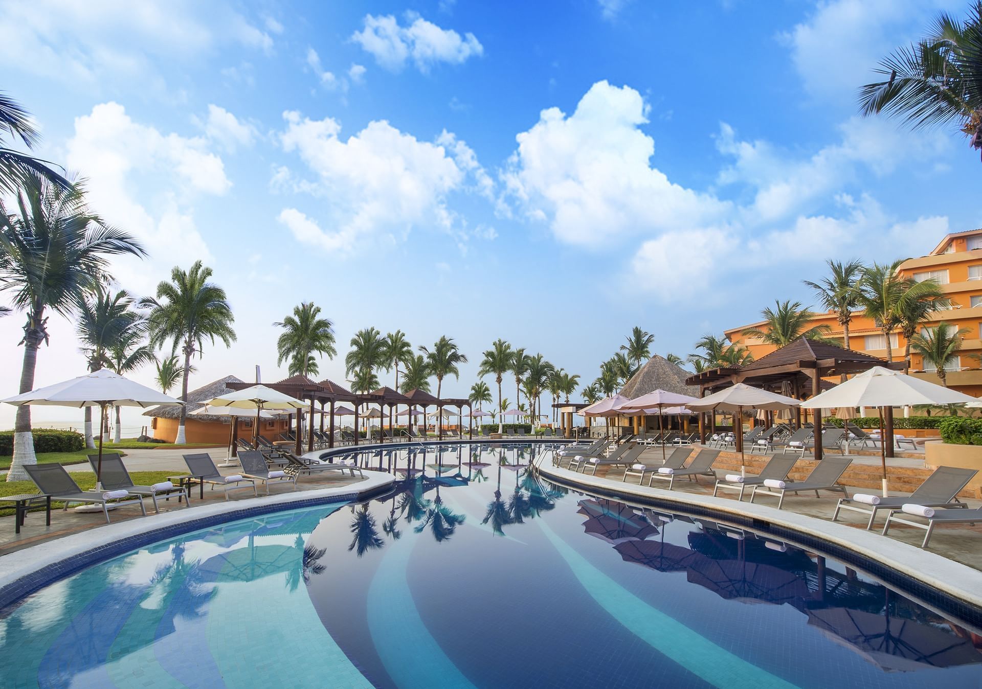 Exterior Pool of Grand Fiesta Americana Hotel