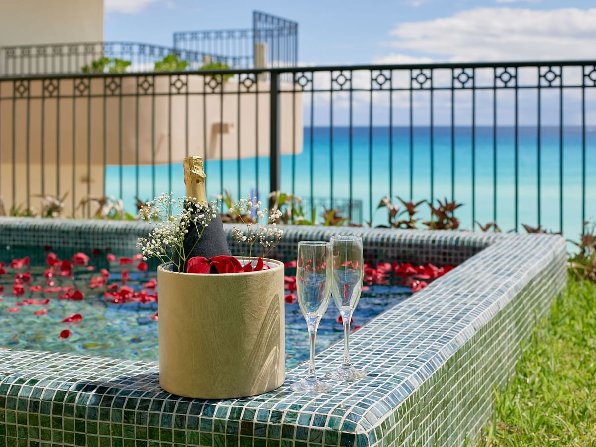 Luna de miel con vista al mar y sala de piscina en Fiesta Americana