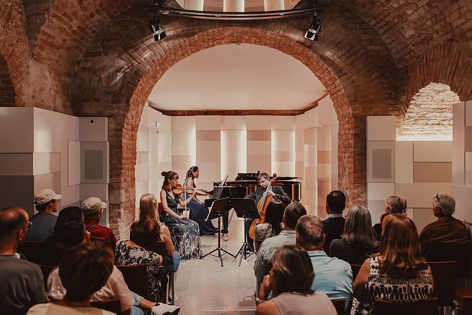 Kammerkonzert im Mozarthaus Vienna mit Streichensemble, Klavier, Publikum und historischem Gewölberaum