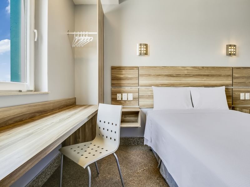 Vista interior de la Habitación Accesible con escritorio, One Hotels