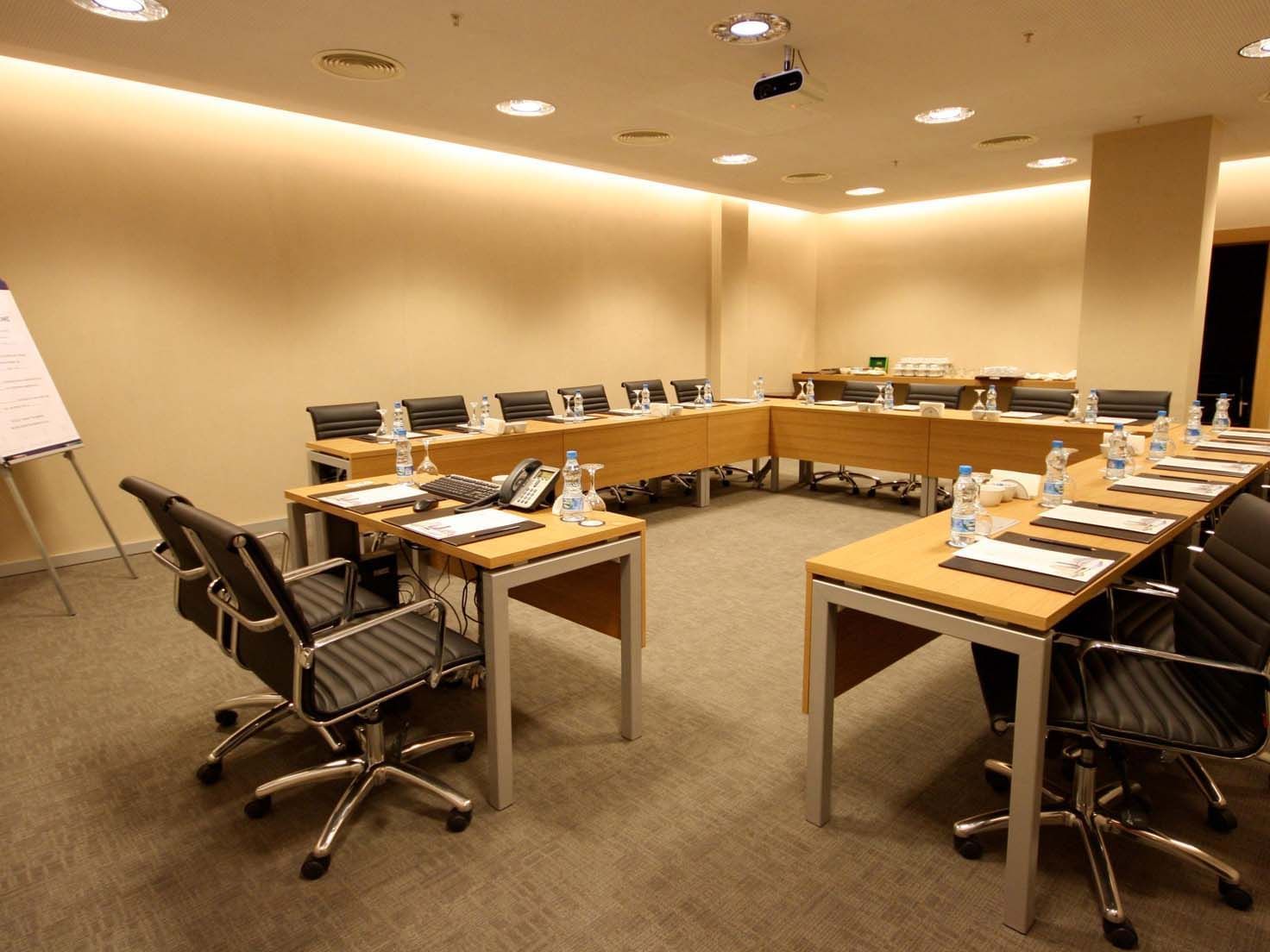 Modern interior of Meeting Room 1 with U-shape table setup at Titanic Anadolu Gebze