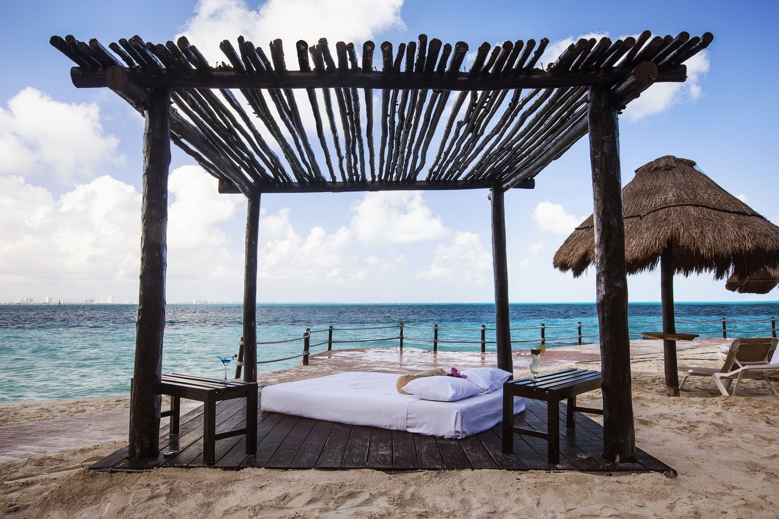 Cabaña abierta en una playa en Fiesta Americana Hotels & Resorts