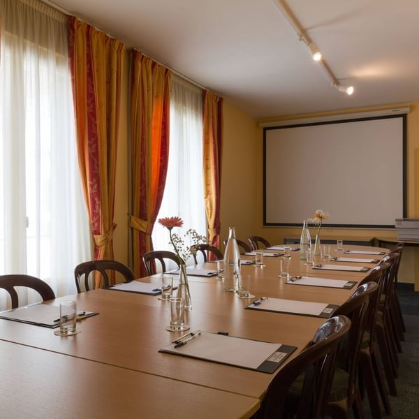 Interior of the meeting room at The Originals Hôtel Alizé