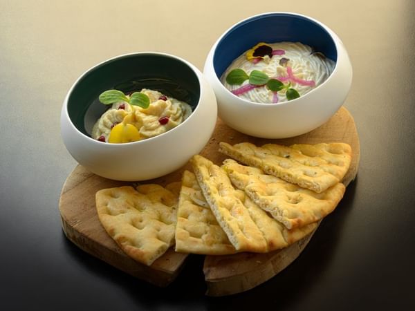 Witte Hummus & Tarama geserveerd met Grieks Brood