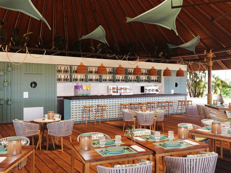 Bar rústico al aire libre en Fiesta Americana Funeeq Punta Cana con barra de azulejos azules y lámparas colgantes