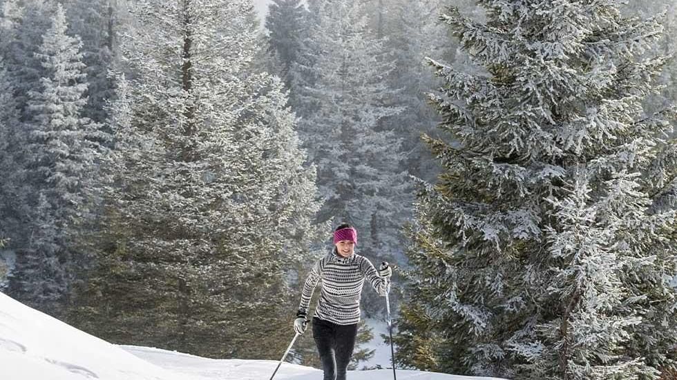 A lady while winter hiking near Falkensteiner Hotels