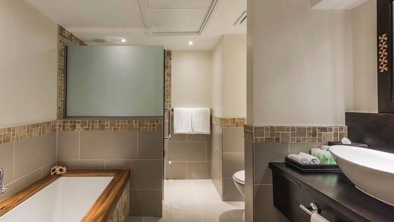 Bathroom bathtub & vanity in Warwick Suite at Warwick Fiji