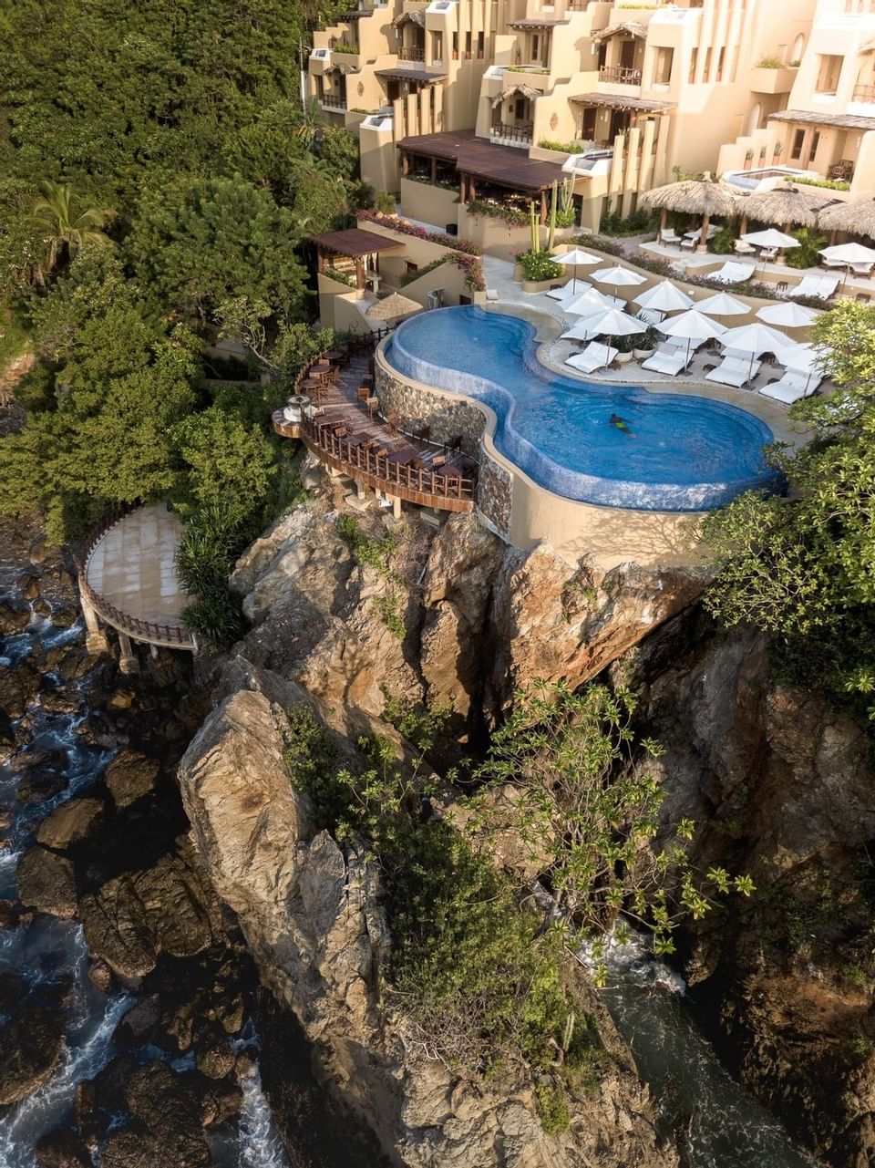 Splendid view of the cliff & hotel at Cala de Mar