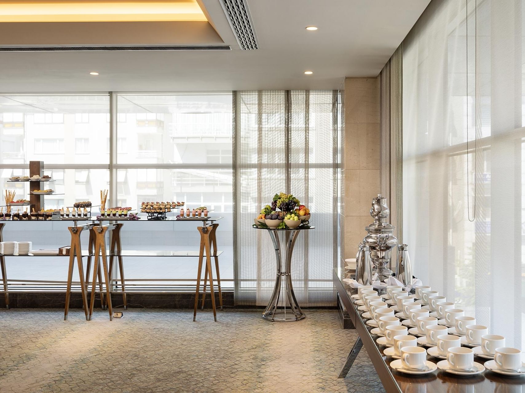 Titanic Port Bakırköy’de çeşitli tatlılar ve kahve molası kurulumu ile şık fuaye alanı.