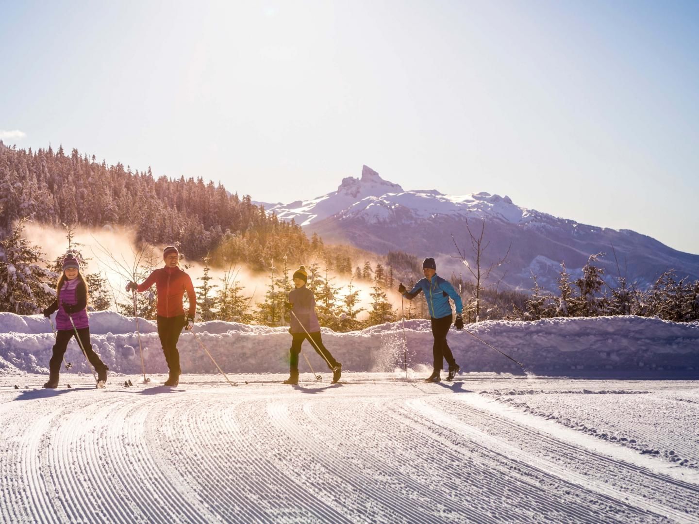 People skating, Cross Country Skiing nera Aava Whistler Hotel
