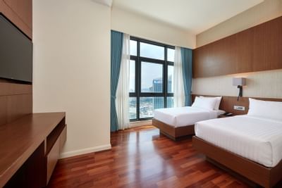 Twin beds with TV in Executive Suite at Tribeca Serviced Suites